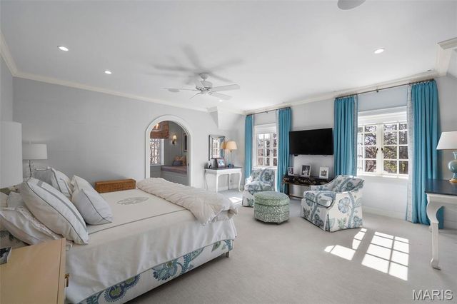 8 Ridgewood Street, Ladue, MO 63124