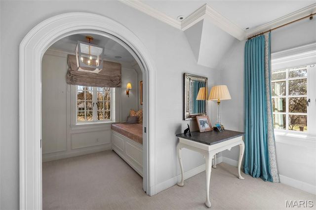 8 Ridgewood Street, Ladue, MO 63124