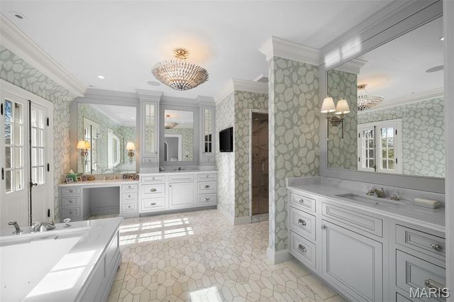 8 Ridgewood Street, Ladue, MO 63124