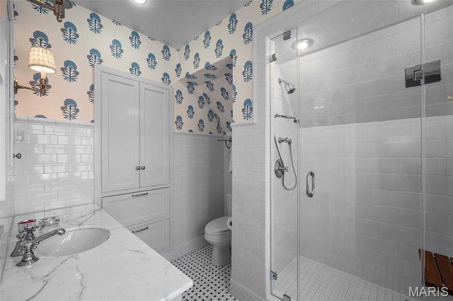 8 Ridgewood Street, Ladue, MO 63124