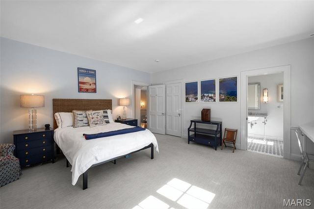 8 Ridgewood Street, Ladue, MO 63124