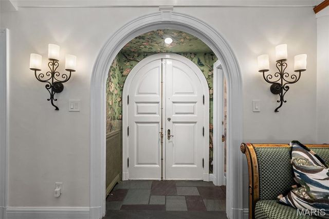 8 Ridgewood Street, Ladue, MO 63124