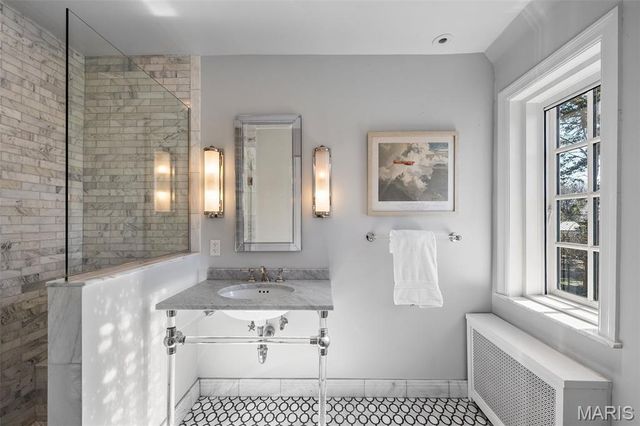 8 Ridgewood Street, Ladue, MO 63124