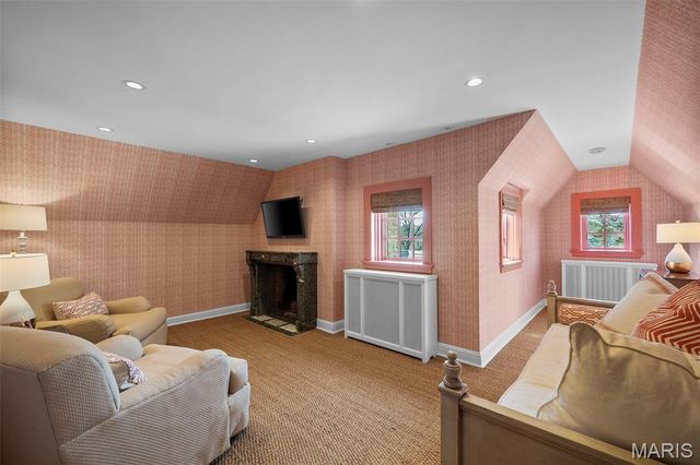 8 Ridgewood Street, Ladue, MO 63124