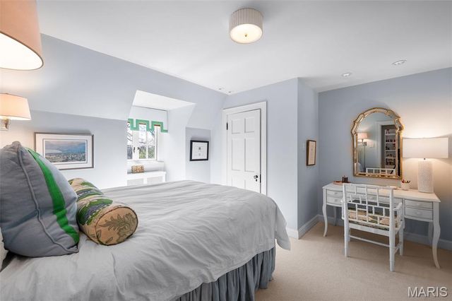 8 Ridgewood Street, Ladue, MO 63124