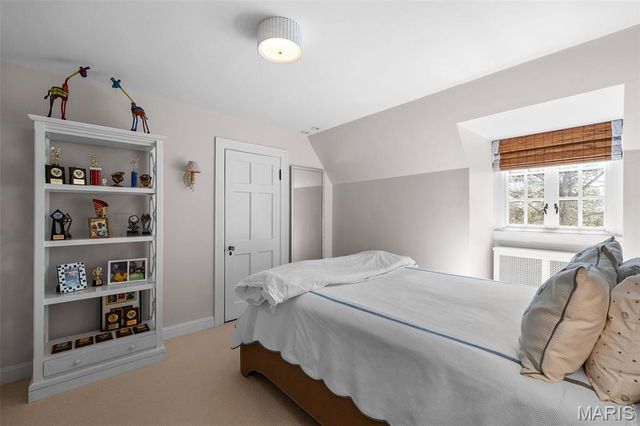 8 Ridgewood Street, Ladue, MO 63124