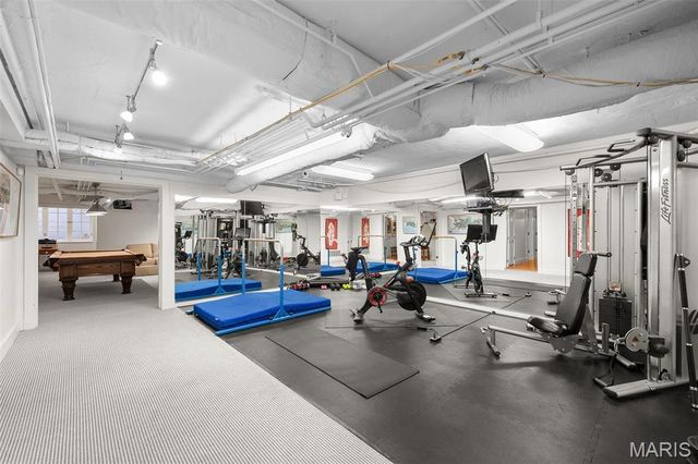 8 Ridgewood Street, Ladue, MO 63124