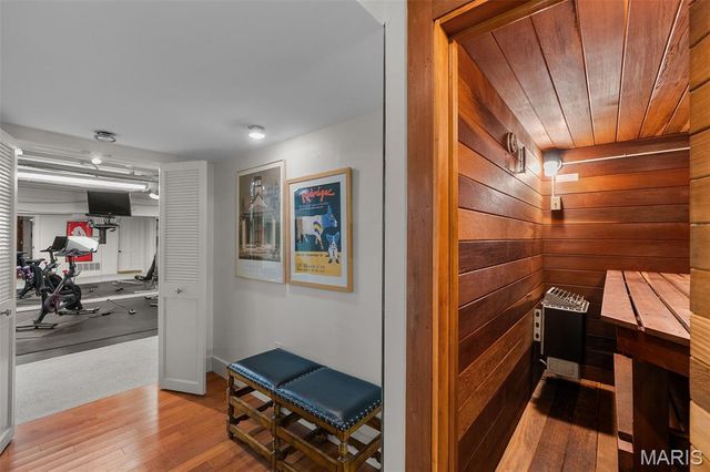 8 Ridgewood Street, Ladue, MO 63124