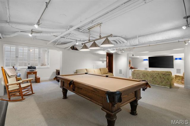 8 Ridgewood Street, Ladue, MO 63124