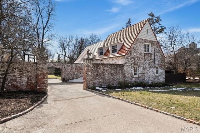 8 Ridgewood Street, Ladue, MO 63124