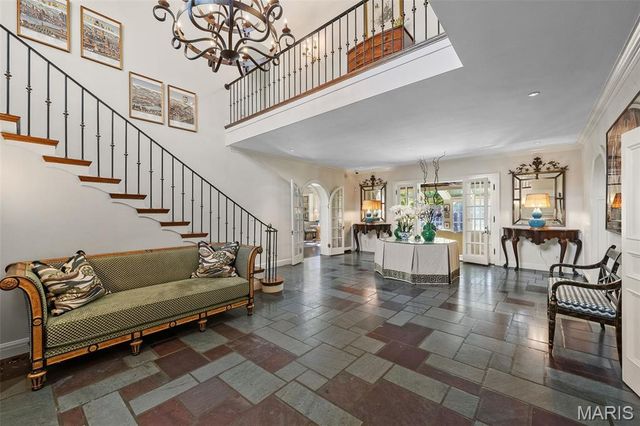 8 Ridgewood Street, Ladue, MO 63124