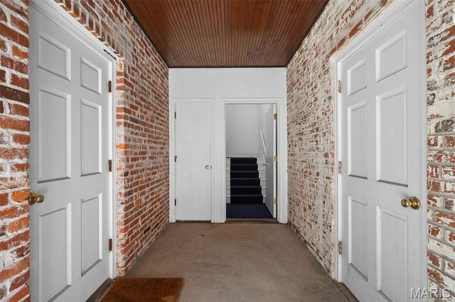 8 Ridgewood Street, Ladue, MO 63124