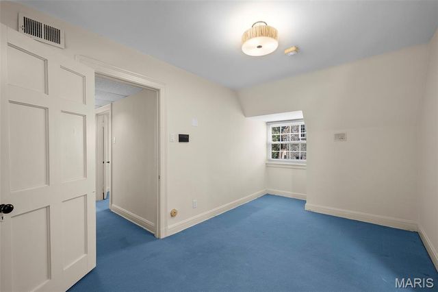 8 Ridgewood Street, Ladue, MO 63124