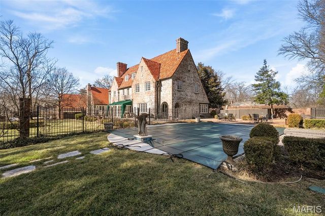 8 Ridgewood Street, Ladue, MO 63124