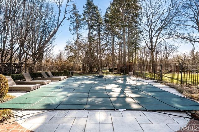 8 Ridgewood Street, Ladue, MO 63124