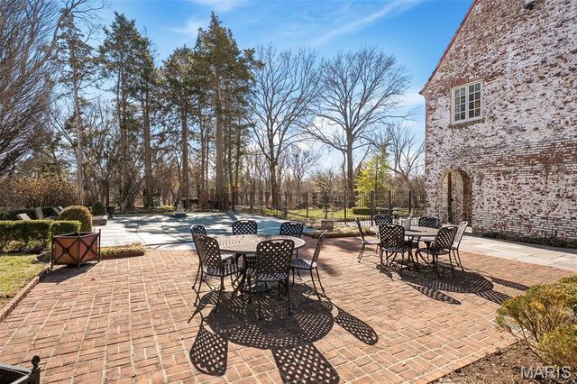 8 Ridgewood Street, Ladue, MO 63124