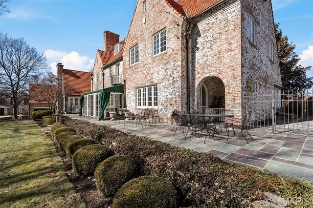 8 Ridgewood Street, Ladue, MO 63124