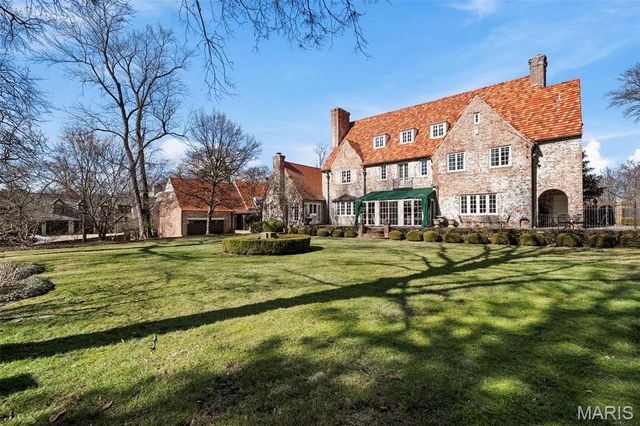 8 Ridgewood Street, Ladue, MO 63124