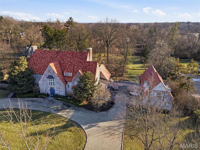8 Ridgewood Street, Ladue, MO 63124