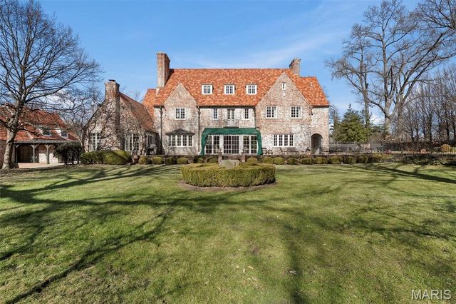 8 Ridgewood Street, Ladue, MO 63124