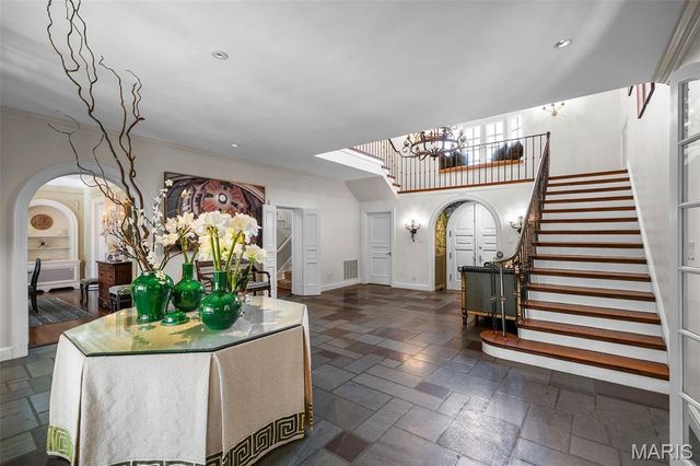 8 Ridgewood Street, Ladue, MO 63124