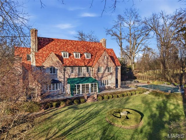 8 Ridgewood Street, Ladue, MO 63124