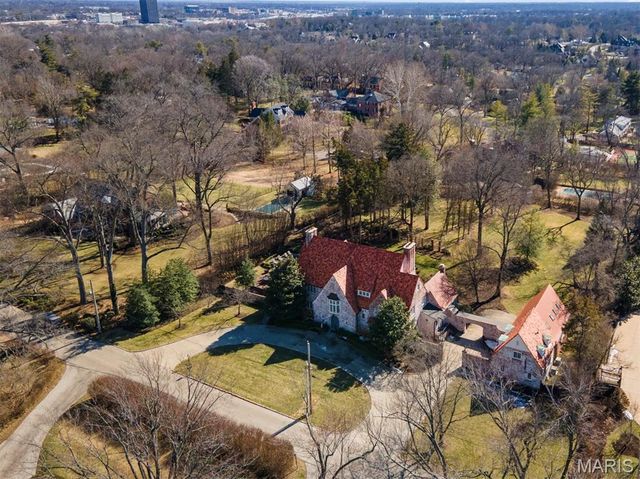 8 Ridgewood Street, Ladue, MO 63124