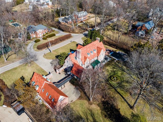 8 Ridgewood Street, Ladue, MO 63124