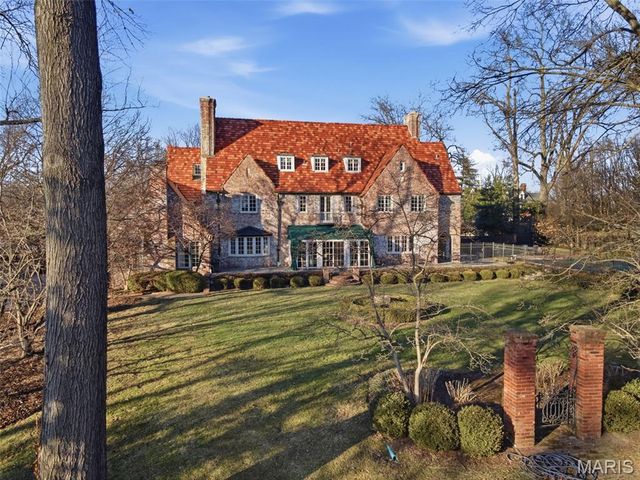 8 Ridgewood Street, Ladue, MO 63124