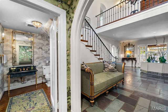 8 Ridgewood Street, Ladue, MO 63124