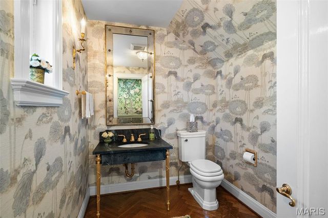 8 Ridgewood Street, Ladue, MO 63124