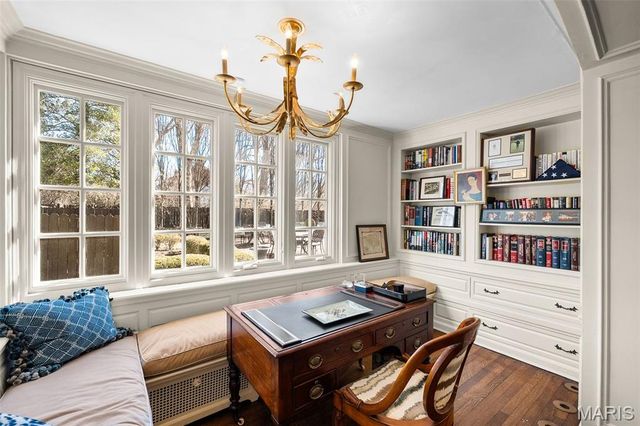 8 Ridgewood Street, Ladue, MO 63124