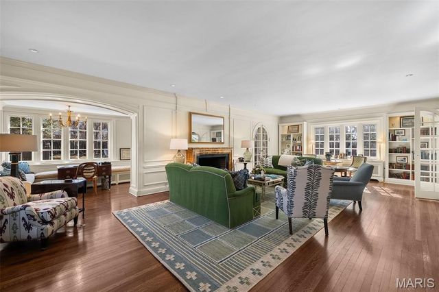 8 Ridgewood Street, Ladue, MO 63124