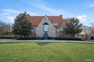 8 Ridgewood Street, Ladue, MO 63124