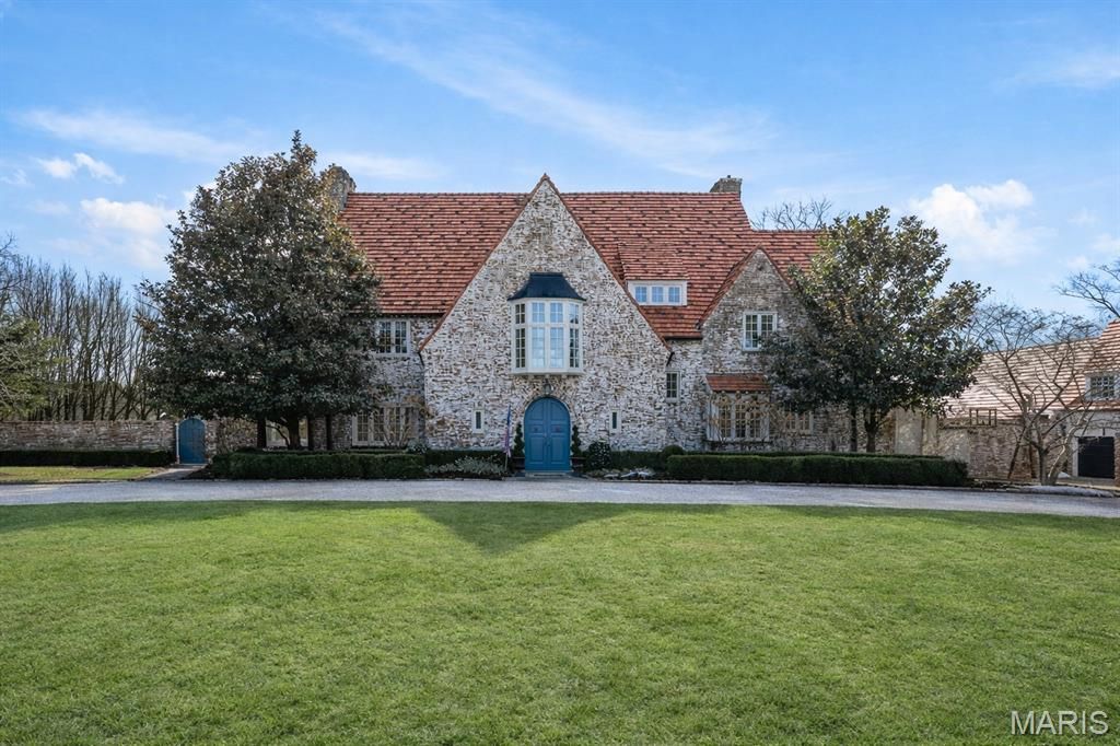 8 Ridgewood Street, Ladue, MO 63124