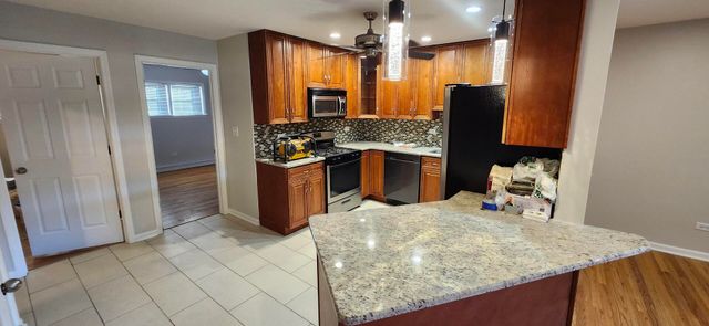 1113 Holiday Lane 6, Des Plaines, IL 60016