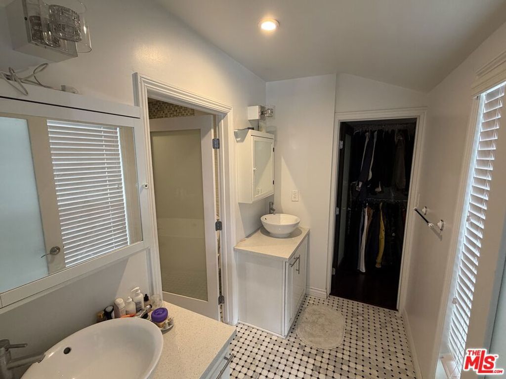 Image 10 of property listing at 3759 Lockerbie Lane, Glendale, CA 91208