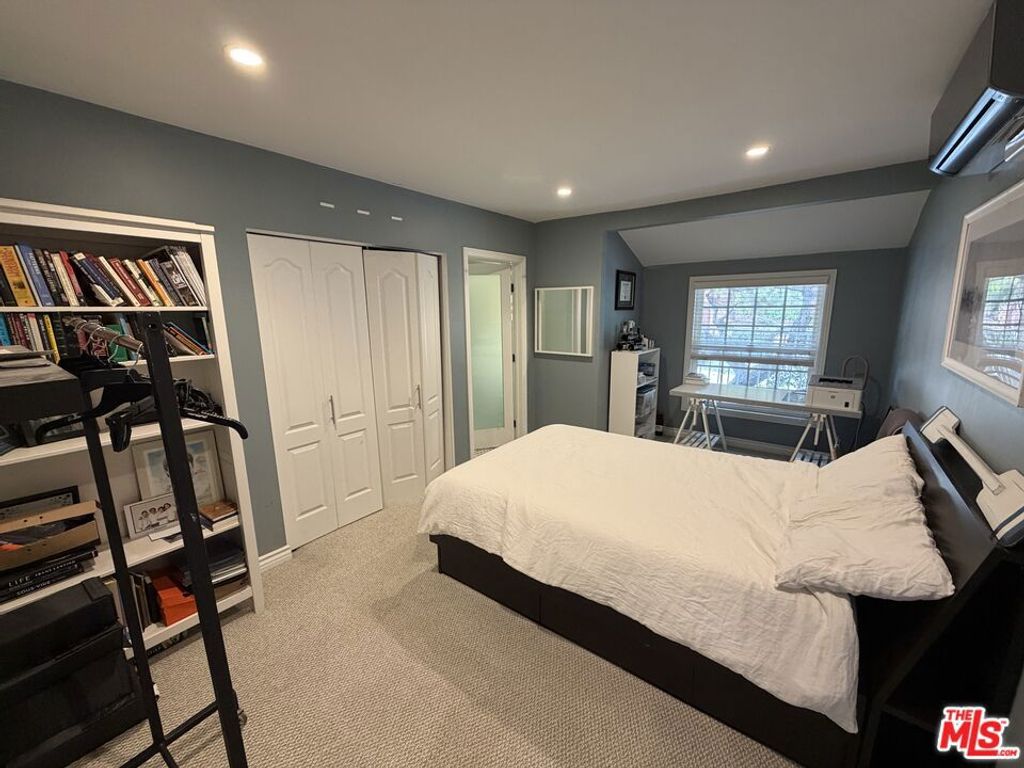 Image 12 of property listing at 3759 Lockerbie Lane, Glendale, CA 91208