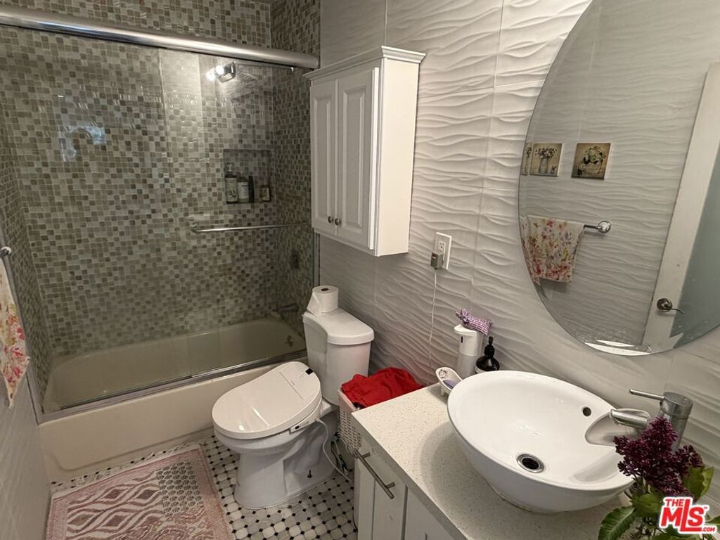 Image 13 of property listing at 3759 Lockerbie Lane, Glendale, CA 91208