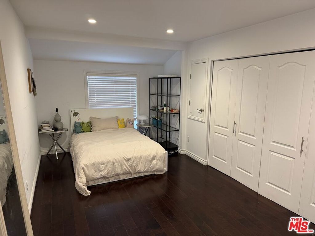 Image 14 of property listing at 3759 Lockerbie Lane, Glendale, CA 91208