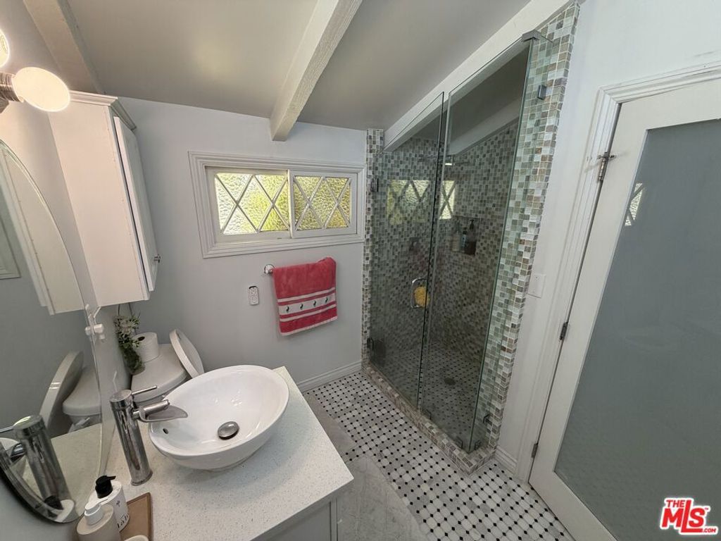 Image 15 of property listing at 3759 Lockerbie Lane, Glendale, CA 91208