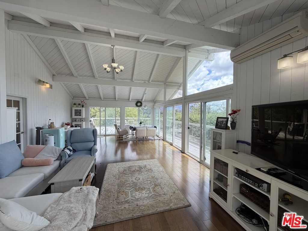 Image 16 of property listing at 3759 Lockerbie Lane, Glendale, CA 91208