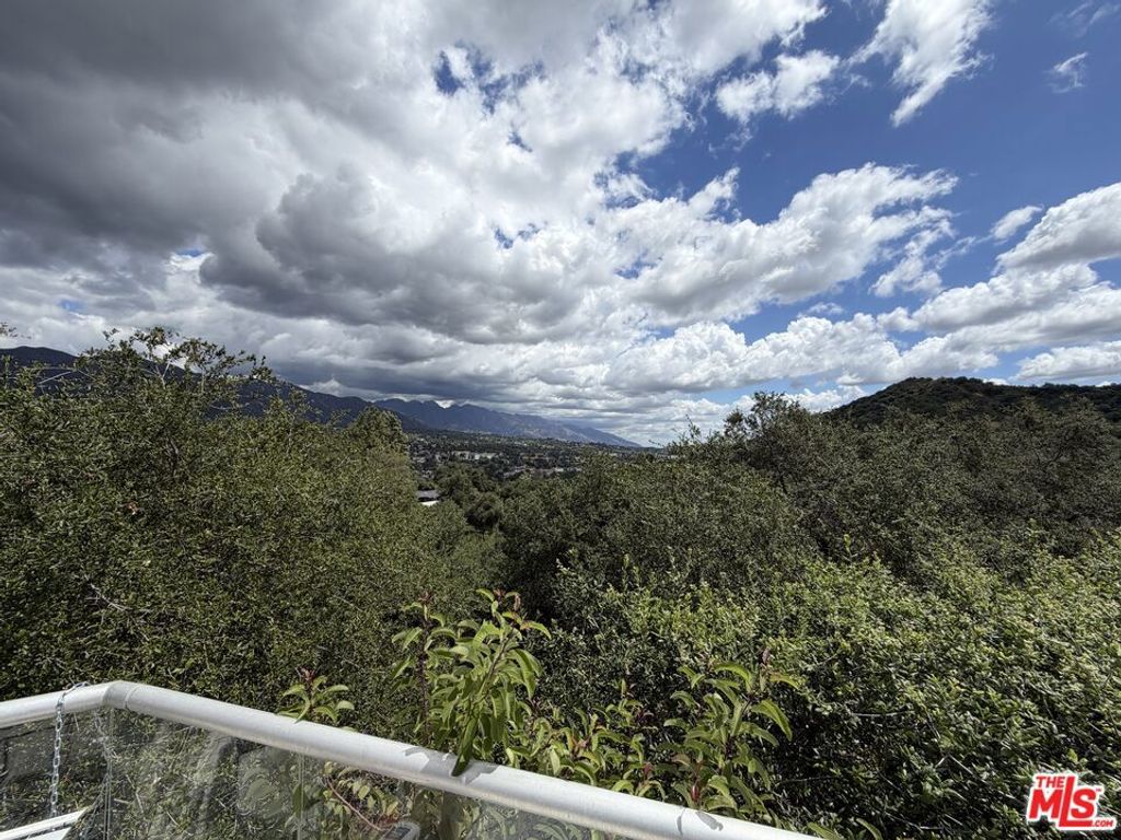 Image 17 of property listing at 3759 Lockerbie Lane, Glendale, CA 91208