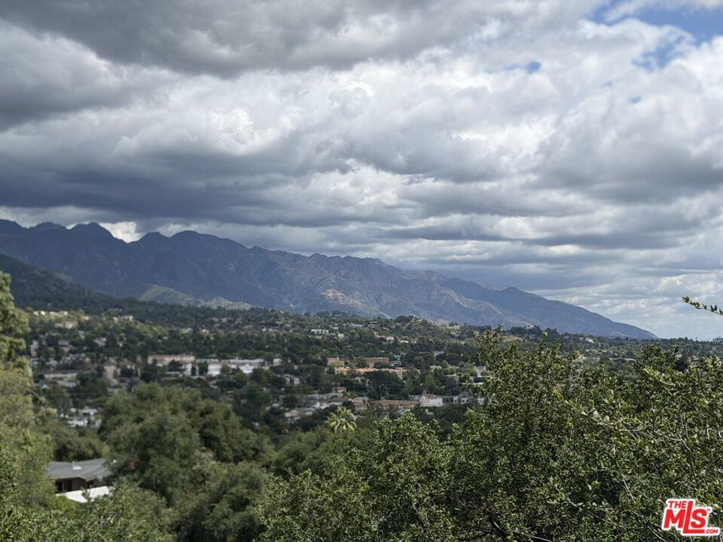 Image 18 of property listing at 3759 Lockerbie Lane, Glendale, CA 91208