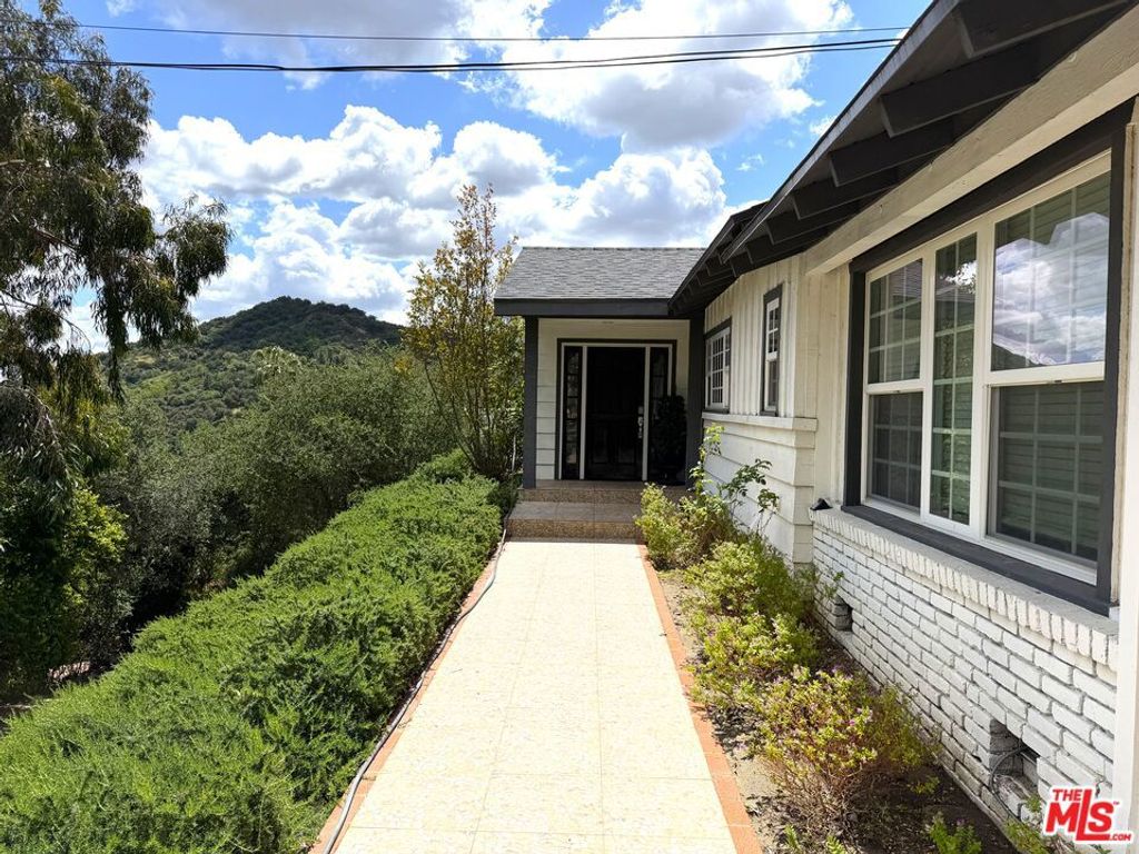 Image 2 of property listing at 3759 Lockerbie Lane, Glendale, CA 91208