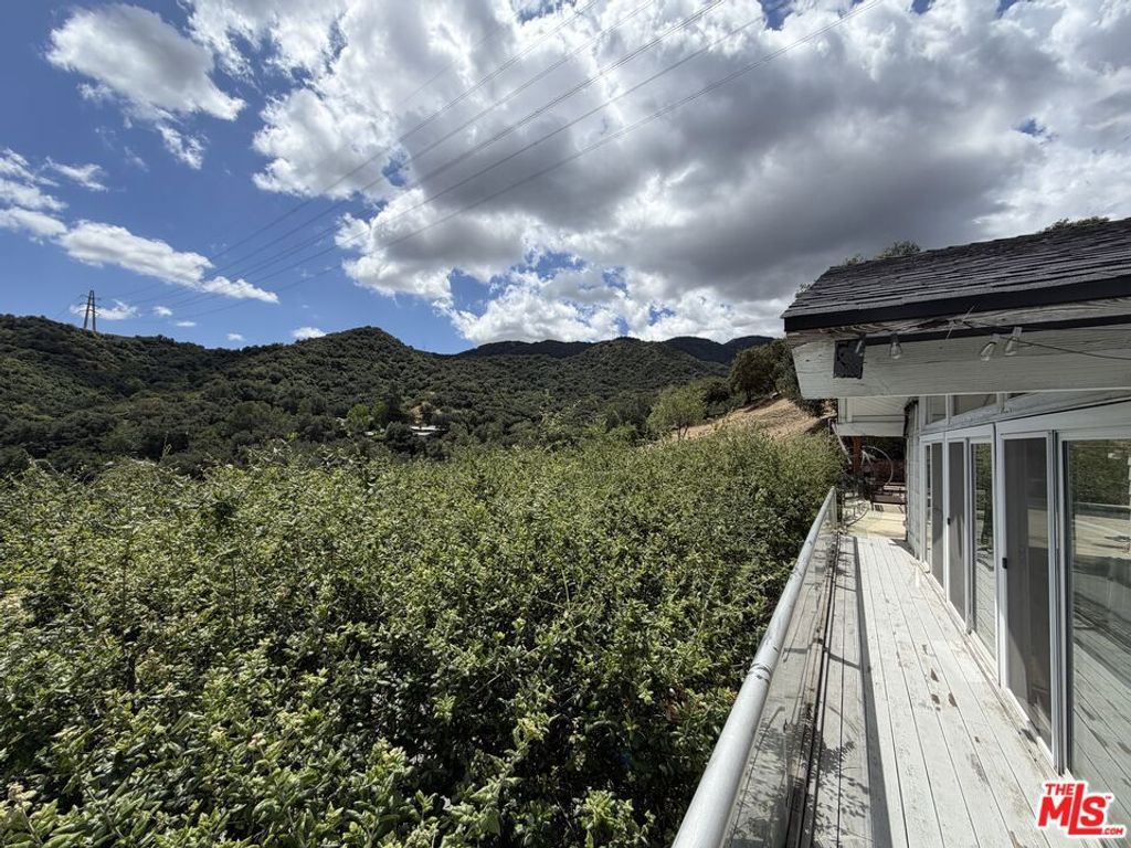 Image 20 of property listing at 3759 Lockerbie Lane, Glendale, CA 91208