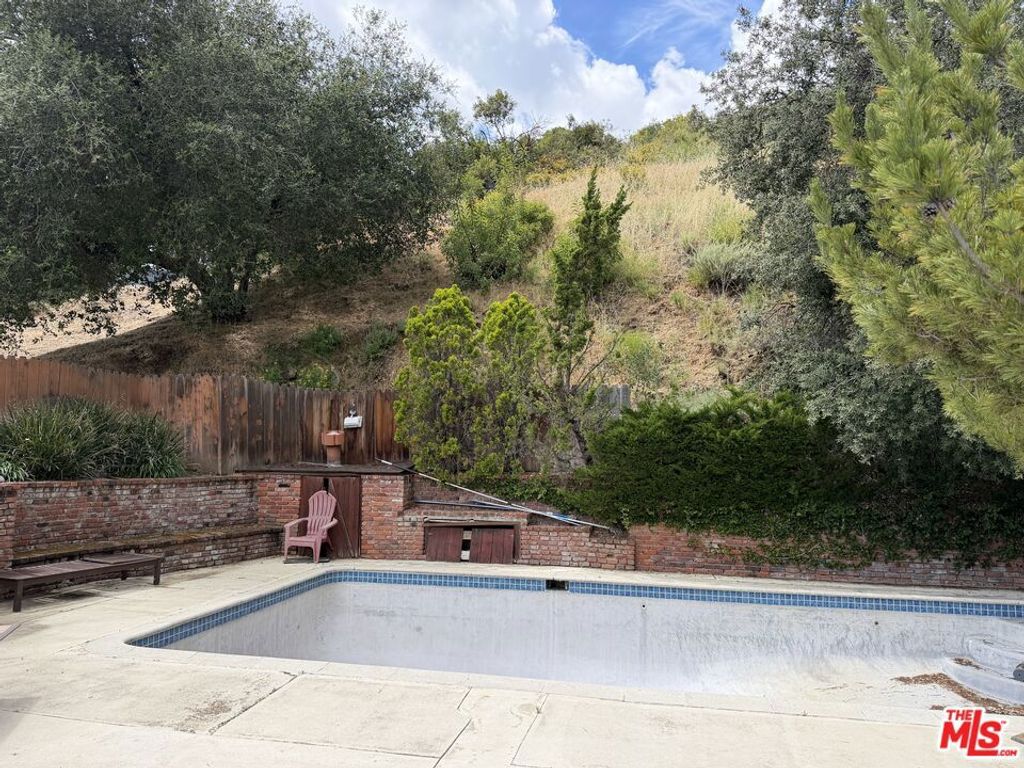 Image 21 of property listing at 3759 Lockerbie Lane, Glendale, CA 91208