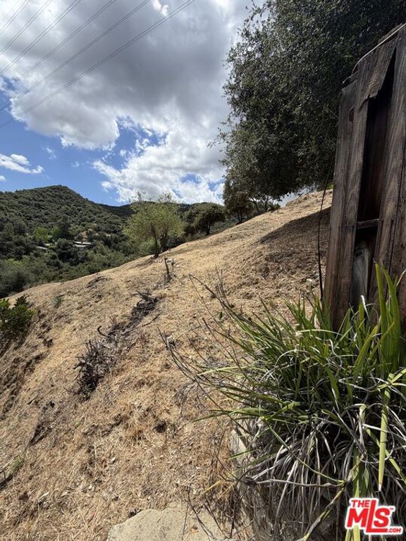 Image 23 of property listing at 3759 Lockerbie Lane, Glendale, CA 91208