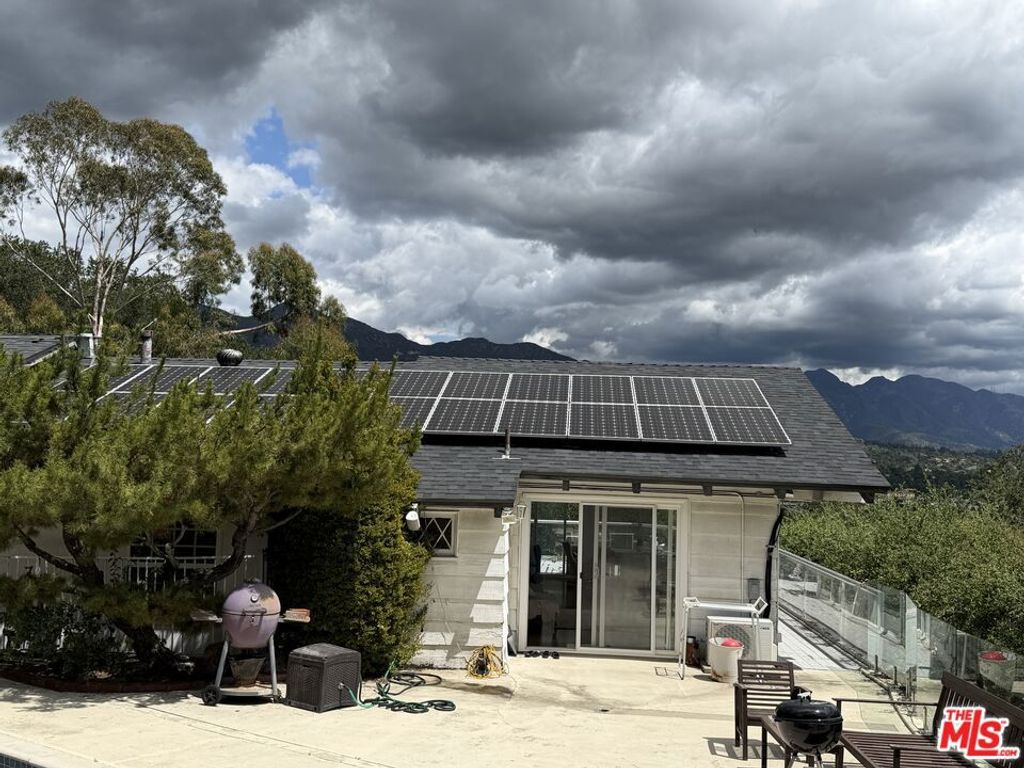 Image 24 of property listing at 3759 Lockerbie Lane, Glendale, CA 91208