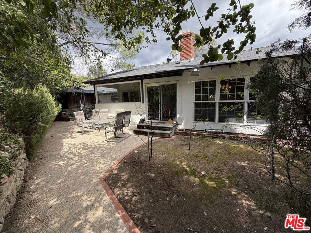 Image 25 of property listing at 3759 Lockerbie Lane, Glendale, CA 91208